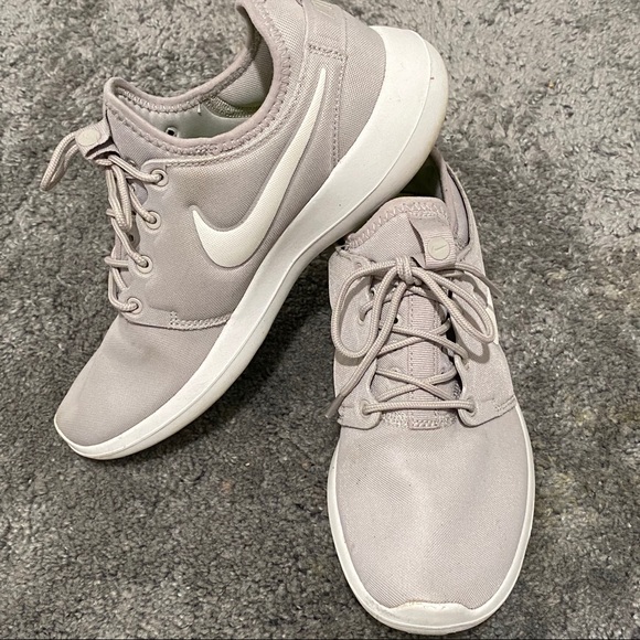 nike roshe two grey